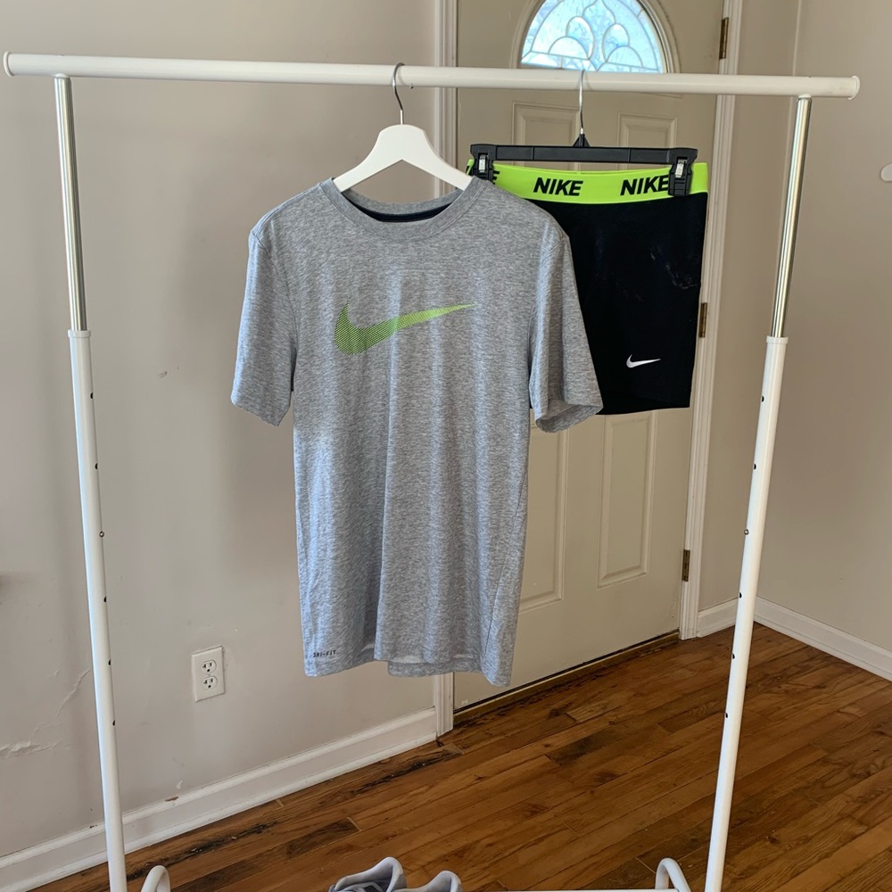 Cute grey nike T-shirt!